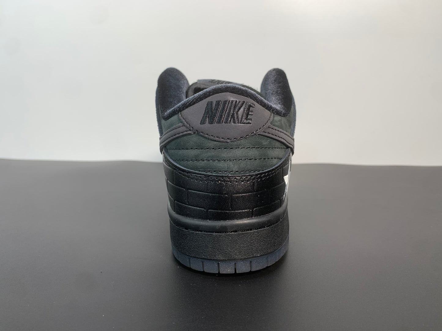 Familia x Nike SB Dunk Low Pro QS “First Avenue” dj1159-001