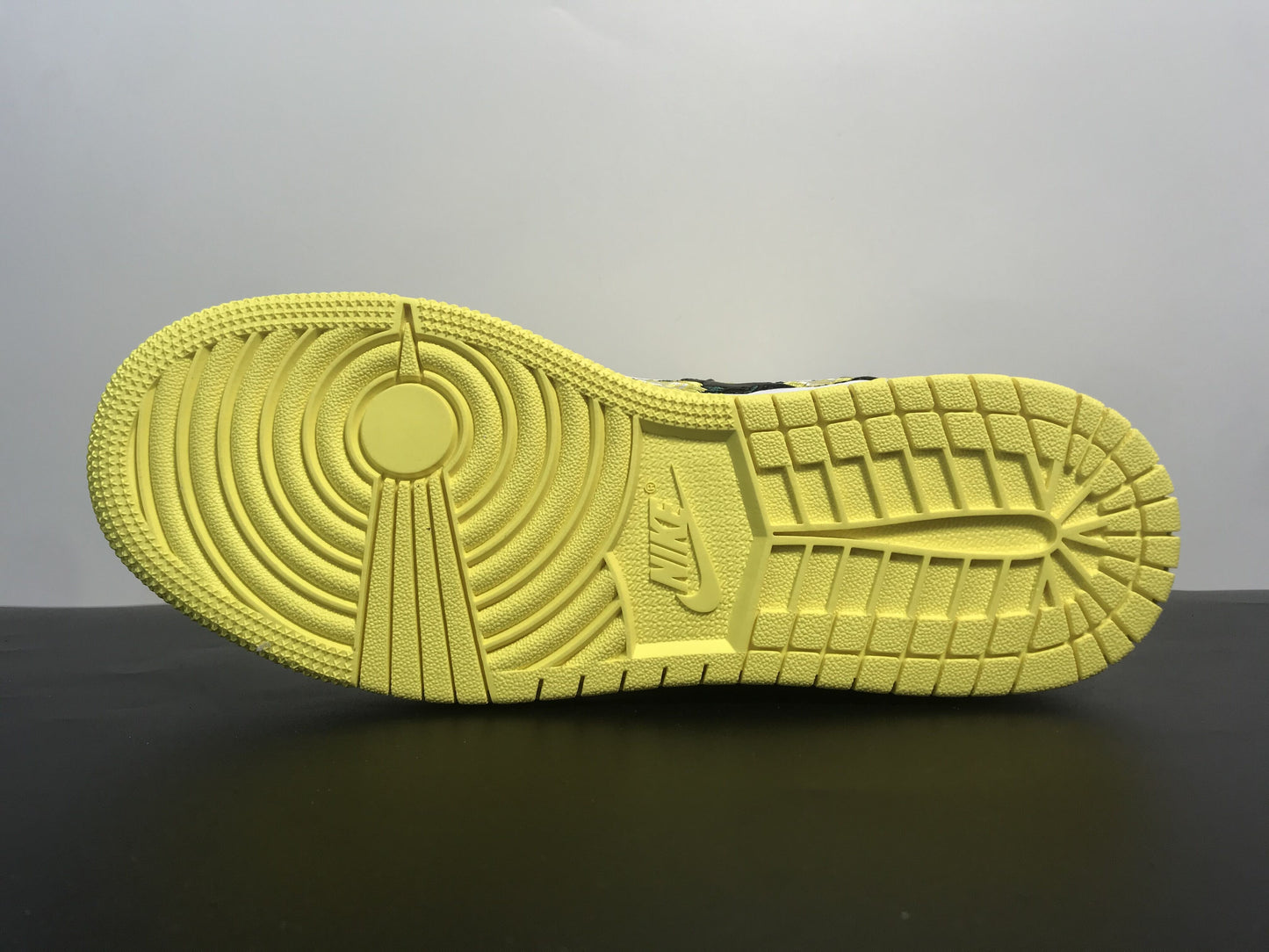 Air Jordan 1 Mid SE GS Dynamic Yellow Rose Patch AV5174-700