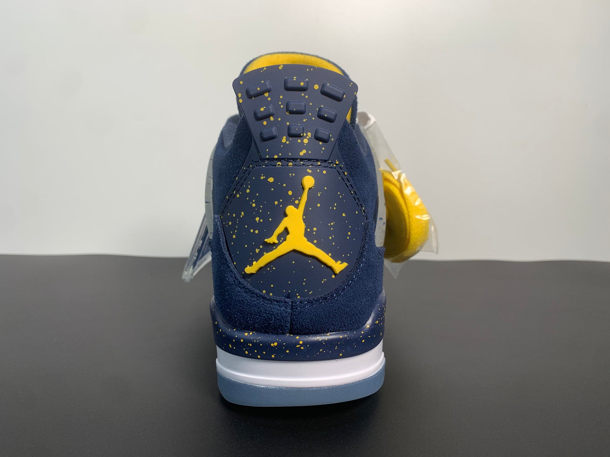 Air Jordan 4 Retro Michigan Wolverines, PE Amarillo Navy White