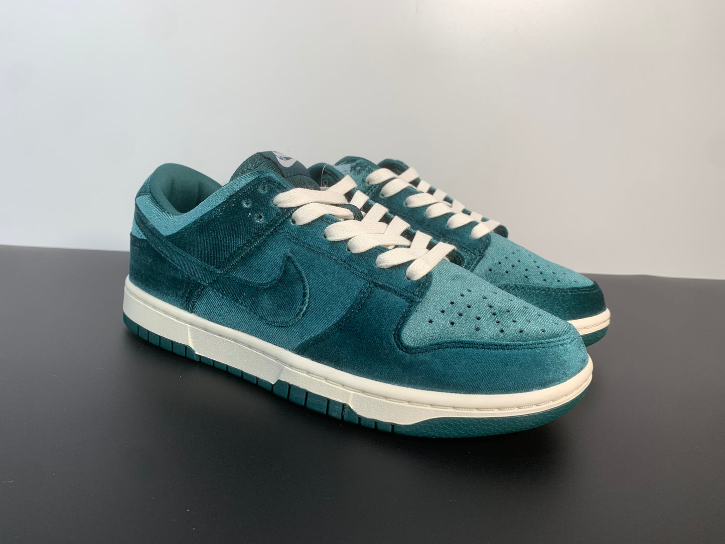 Wmns Nike Dunk Low 'Green Velvet' DZ5224-300