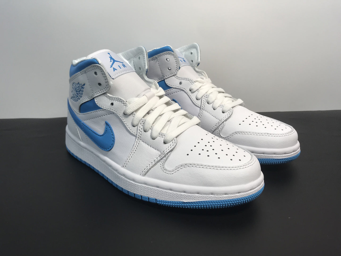 Air Jordan 1 Mid UNC