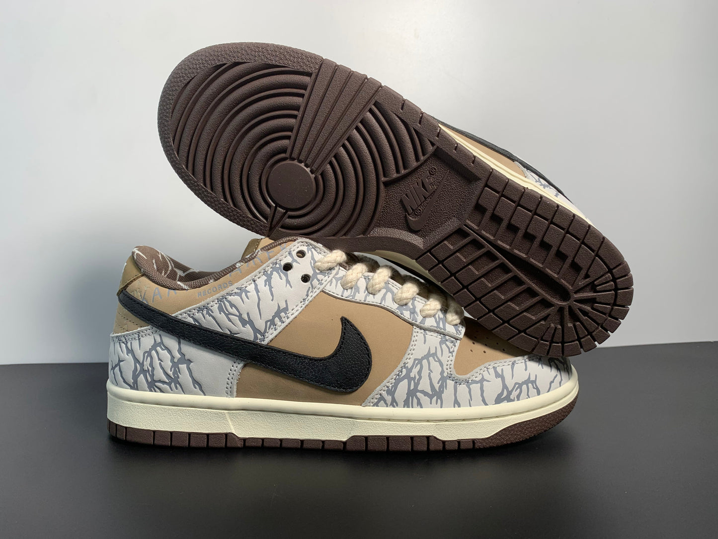 Nike SB Dunk Low ✖️Travis Scott  Grey White Cashew Fruit CT5053-010