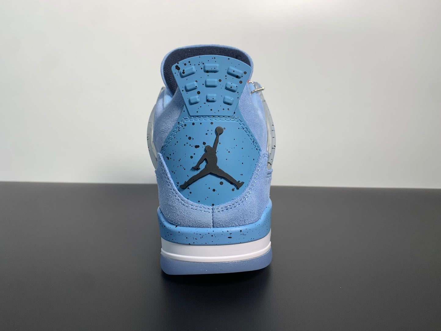 Air Jordan 4 Retro “UNC” PE Tar Heels