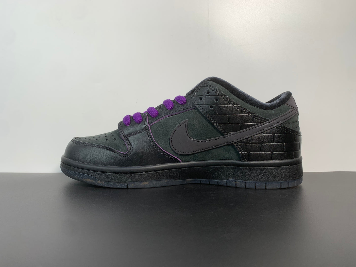 Familia x Nike SB Dunk Low Pro QS “First Avenue” dj1159-001