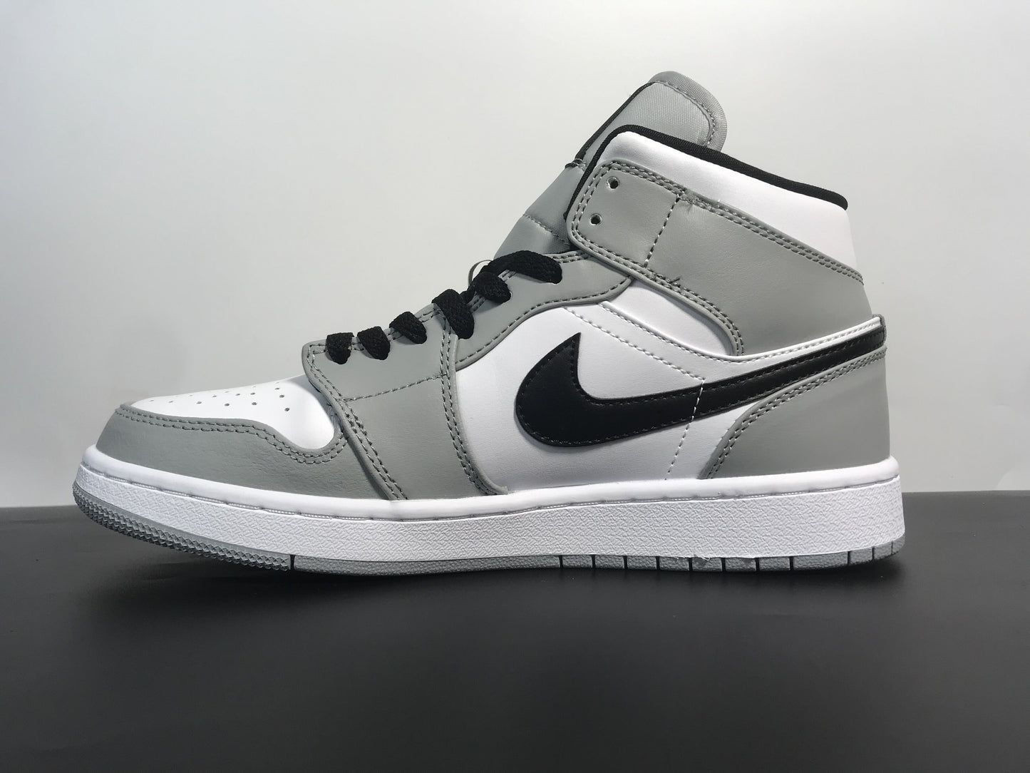 Air Jordan 1 Retro Mid ”Light Smoke Grey” 554724-092