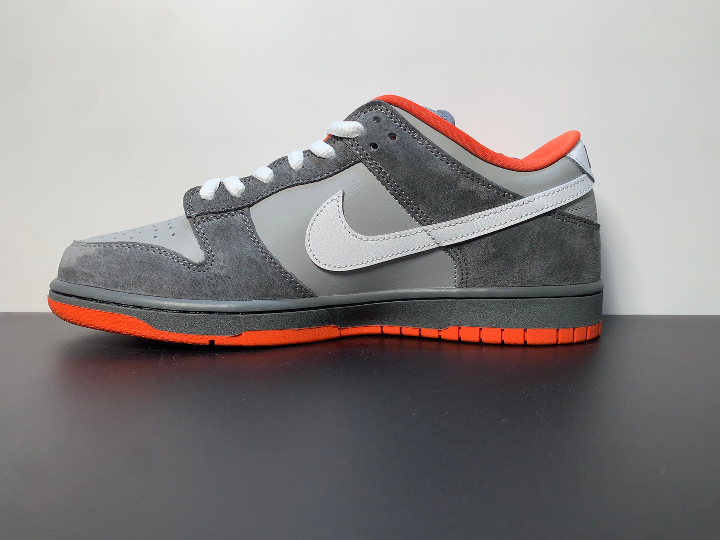 NK Dunk SB Low Staple NYC Pigeon 304292-011