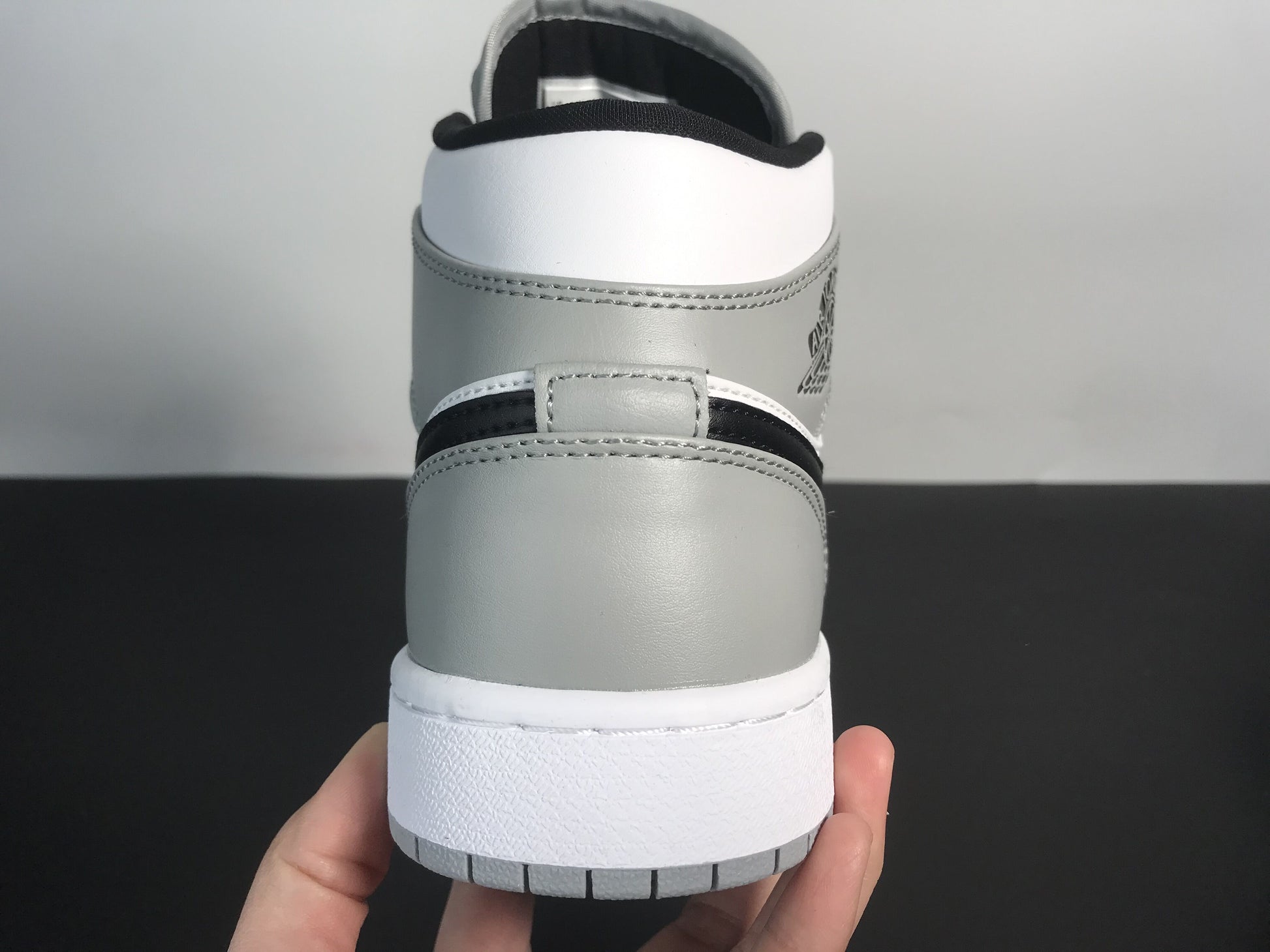 Air Jordan 1 Retro Mid ”Light Smoke Grey” 554724-092