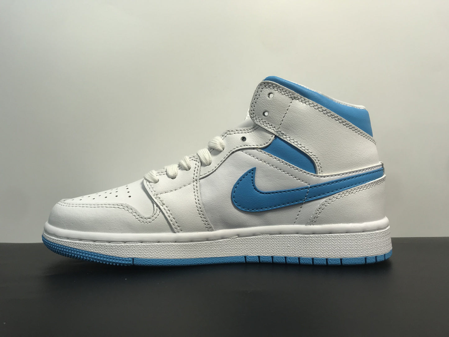 Air Jordan 1 Mid UNC