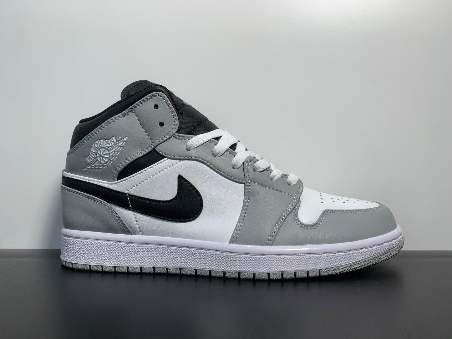 Air Jordan 1 Retro Mid ”Light Smoke Grey” 554724-078