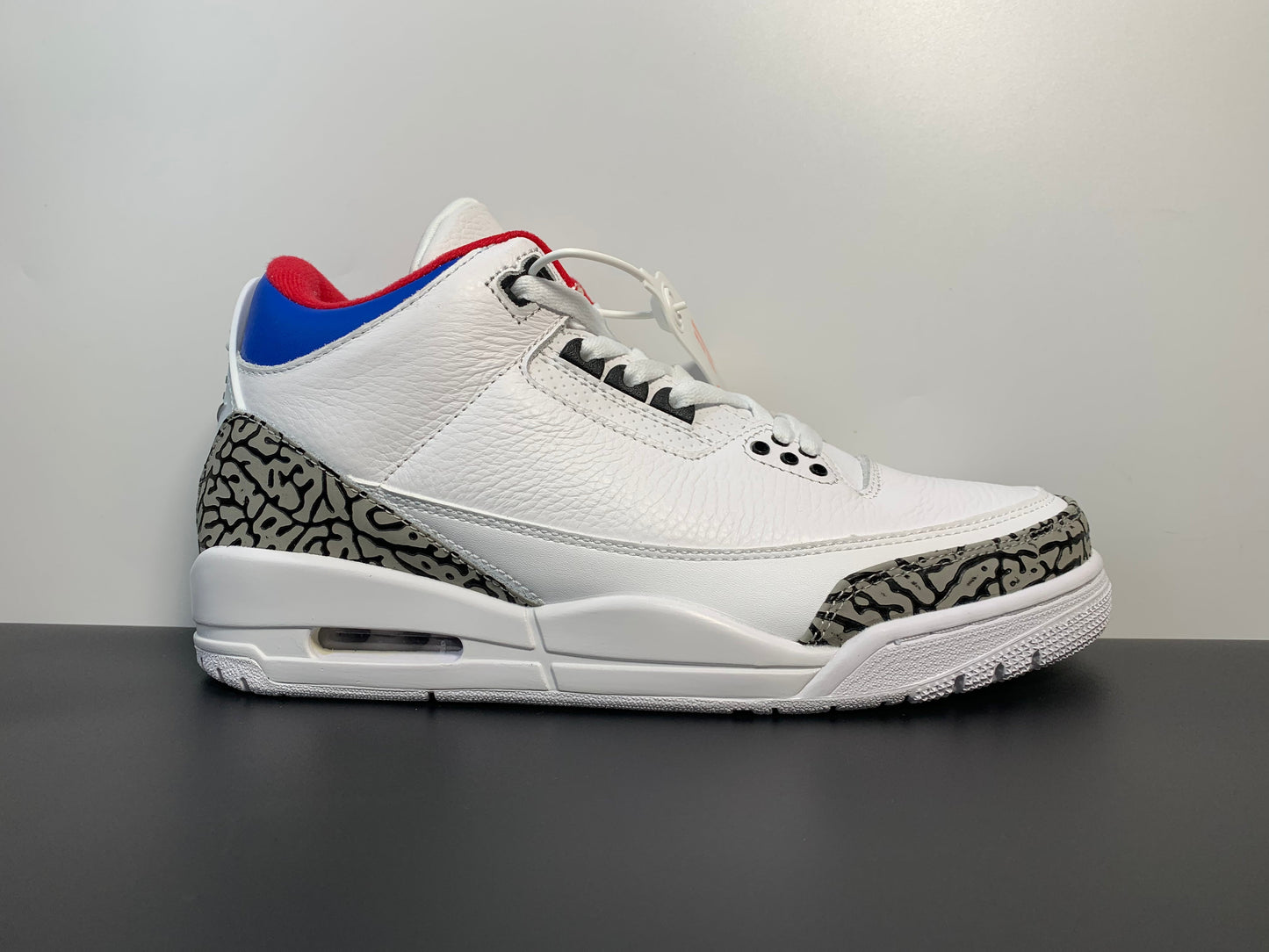 Air Jordan 3 Retro Seoul  AV8370-100