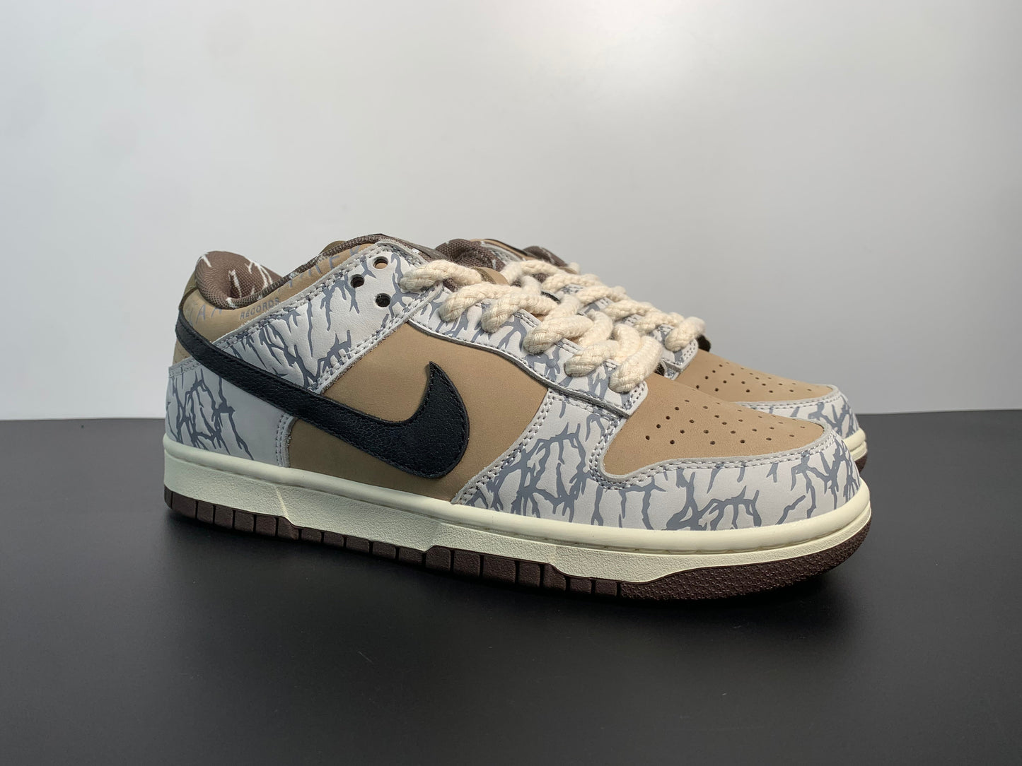 Nike SB Dunk Low ✖️Travis Scott  Grey White Cashew Fruit CT5053-010