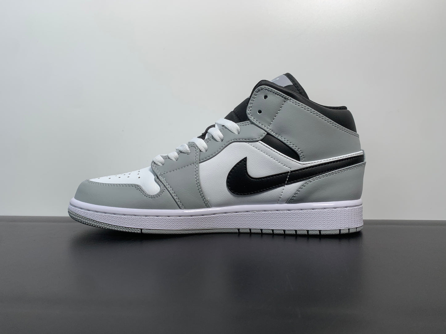 Air Jordan 1 Retro Mid ”Light Smoke Grey” 554724-078