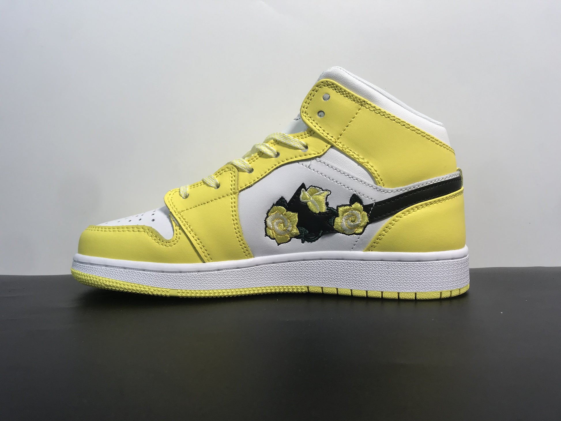 Air Jordan 1 Mid SE GS Dynamic Yellow Rose Patch  AV5174-700