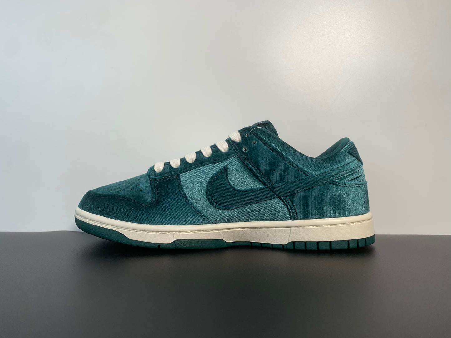 Wmns Nike Dunk Low 'Green Velvet' DZ5224-300